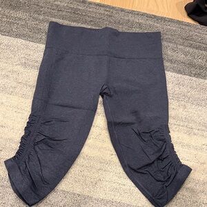 Navy Lulu Lemon Kapris with Ruched Sides